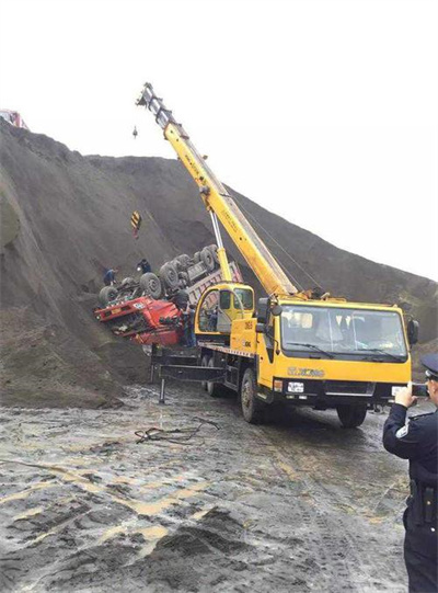 贡嘎上犹道路救援